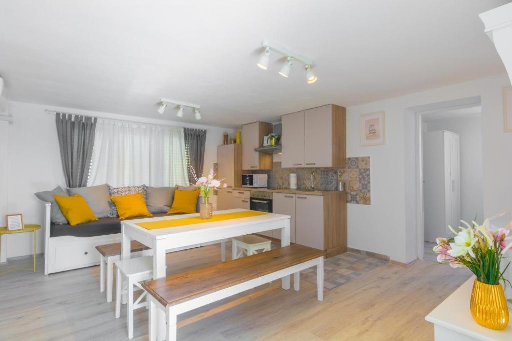 Apartment Tomislav Vir Exterior photo