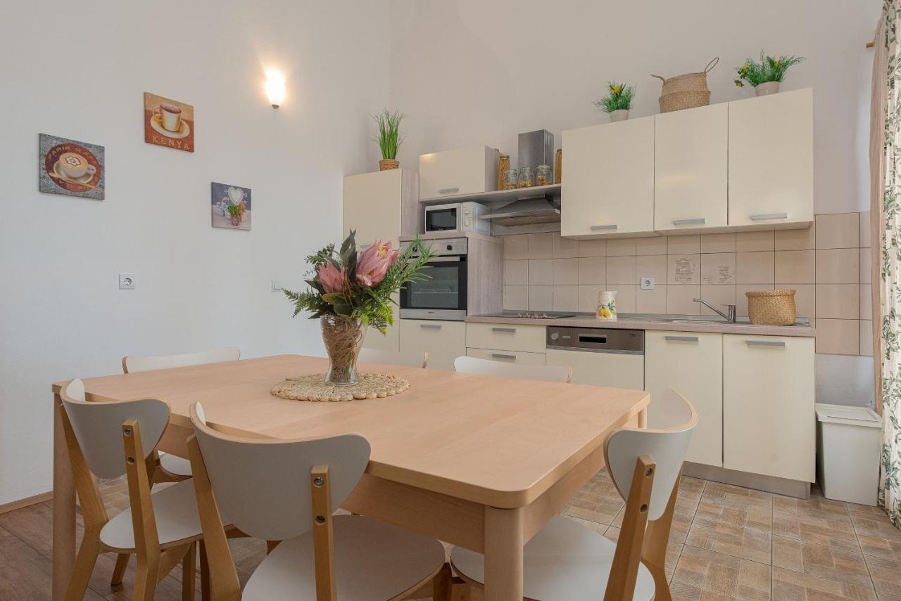 Apartment Tomislav Vir Exterior photo