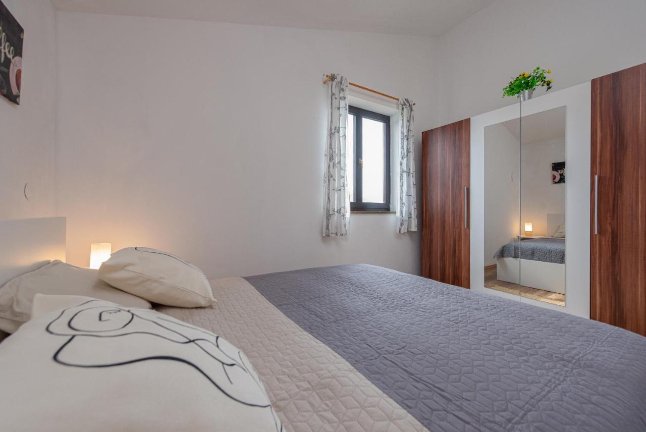 Apartment Tomislav Vir Exterior photo